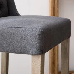 Maison Belfort Chaise de bar Nola - Tissu - Chêne massif - Gris foncé / Chêne foncé -Meubles de salle à manger Soldes Magasin 1000008130 210301 11225600010 DETAILS P000000001000008130