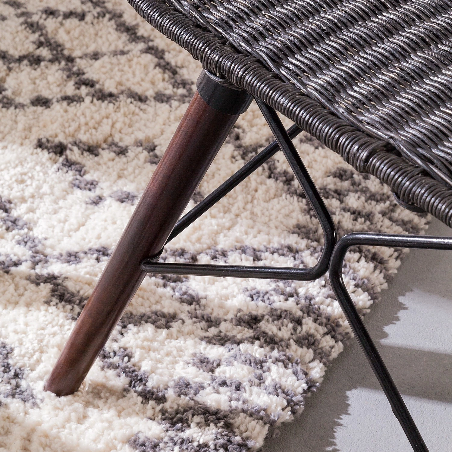 Eva Padberg Collection Chaise à accoudoirs Le Gaillard - Noir / marron foncé 14 Eva Padberg Collection Chaise à accoudoirs Le Gaillard - Noir / marron foncé – Image 14