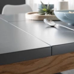 Mørteens Table Lindholm - (extensible) - Partiellement en chêne massif - Gris 30 Mørteens Table Lindholm - (extensible) - Partiellement en chêne massif - Gris -Meubles de salle à manger Soldes Magasin 1000110756 190225 08483100004 GALLERYIMAGES P000000001000110756