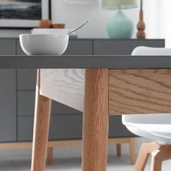 Mørteens Table Lindholm - (extensible) - Partiellement en chêne massif - Gris 31 Mørteens Table Lindholm - (extensible) - Partiellement en chêne massif - Gris -Meubles de salle à manger Soldes Magasin 1000110756 190225 08483100005 GALLERYIMAGES P000000001000110756