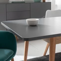 Mørteens Table Lindholm - (extensible) - Partiellement en chêne massif - Gris 34 Mørteens Table Lindholm - (extensible) - Partiellement en chêne massif - Gris -Meubles de salle à manger Soldes Magasin 1000110756 190225 08483100008 GALLERYIMAGES P000000001000110756