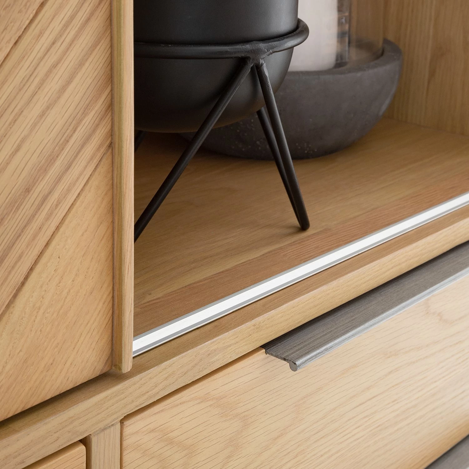 Ars manufacti Commode haute Dharai - Placage en bois véritable / Métal - Chêne / Argenté 15 Ars manufacti Commode haute Dharai - Placage en bois véritable / Métal - Chêne / Argenté – Image 15