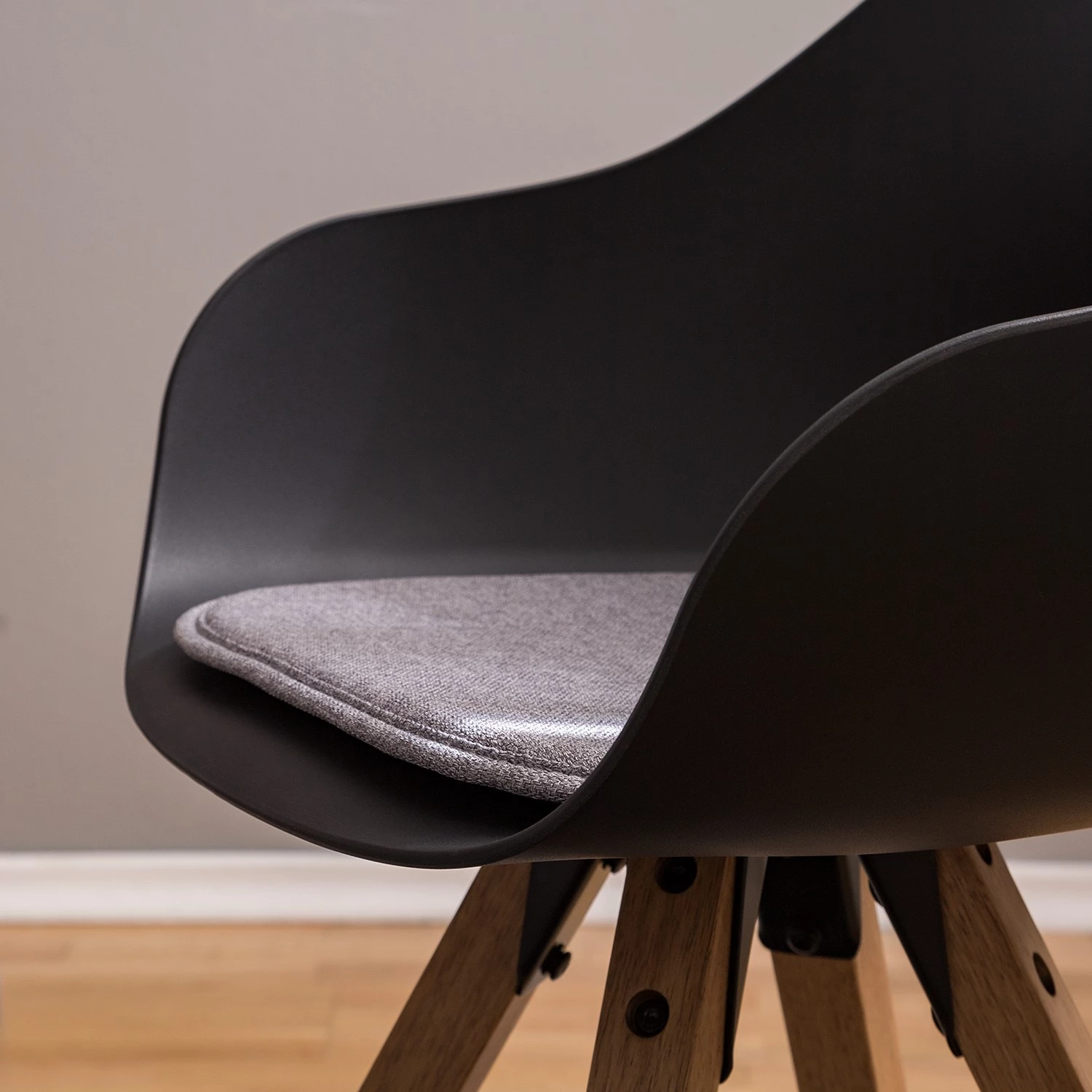 Mørteens Chaises à accoudoirs Skelde I - Matière plastique / Hévéa massif - Noir - Lot de 2 9 Mørteens Chaises à accoudoirs Skelde I - Matière plastique / Hévéa massif - Noir - Lot de 2 – Image 9