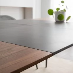 Studio Copenhagen Table extensible Rogo - Placage en noyer / Métal - Noyer / Noir -Meubles de salle à manger Soldes Magasin 1000123491 190523 11235900005 GALLERYIMAGES P000000001000123491