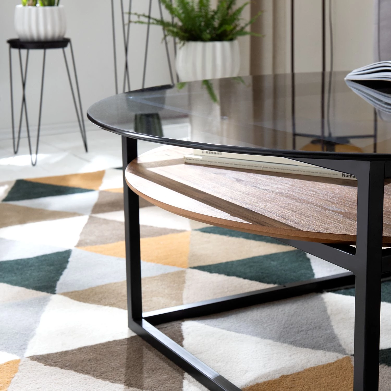Studio Copenhagen Table basse Sumstad - Verre fumé / Métal - Noyer / Noir 9 Studio Copenhagen Table basse Sumstad - Verre fumé / Métal - Noyer / Noir – Image 9
