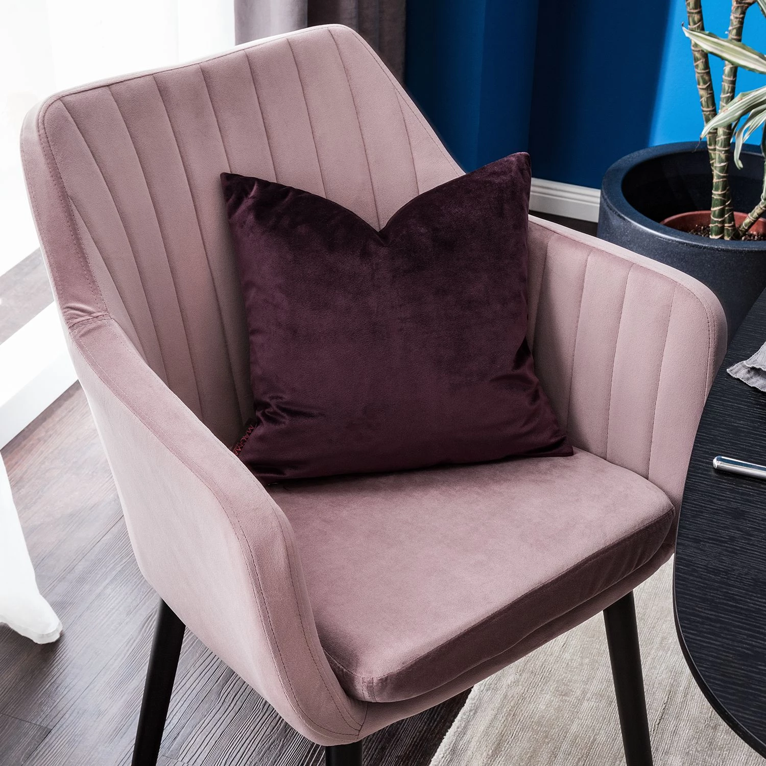 Jack & Alice Chaise avec accoudoirs Leezy G - Chêne massif / Velours - Rose vieilli / Noir 8 Jack & Alice Chaise avec accoudoirs Leezy G - Chêne massif / Velours - Rose vieilli / Noir – Image 8