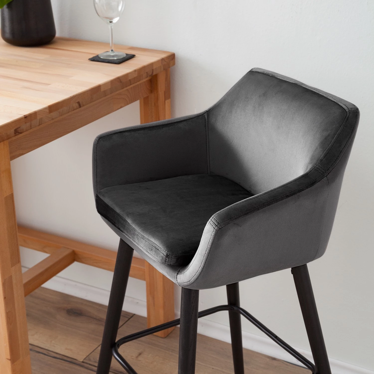 Mørteens Chaises de bar Nicholas III - Velours / Chêne massif - Noir - Gris foncé - Lot de 2 9 Mørteens Chaises de bar Nicholas III - Velours / Chêne massif - Noir - Gris foncé - Lot de 2 – Image 9