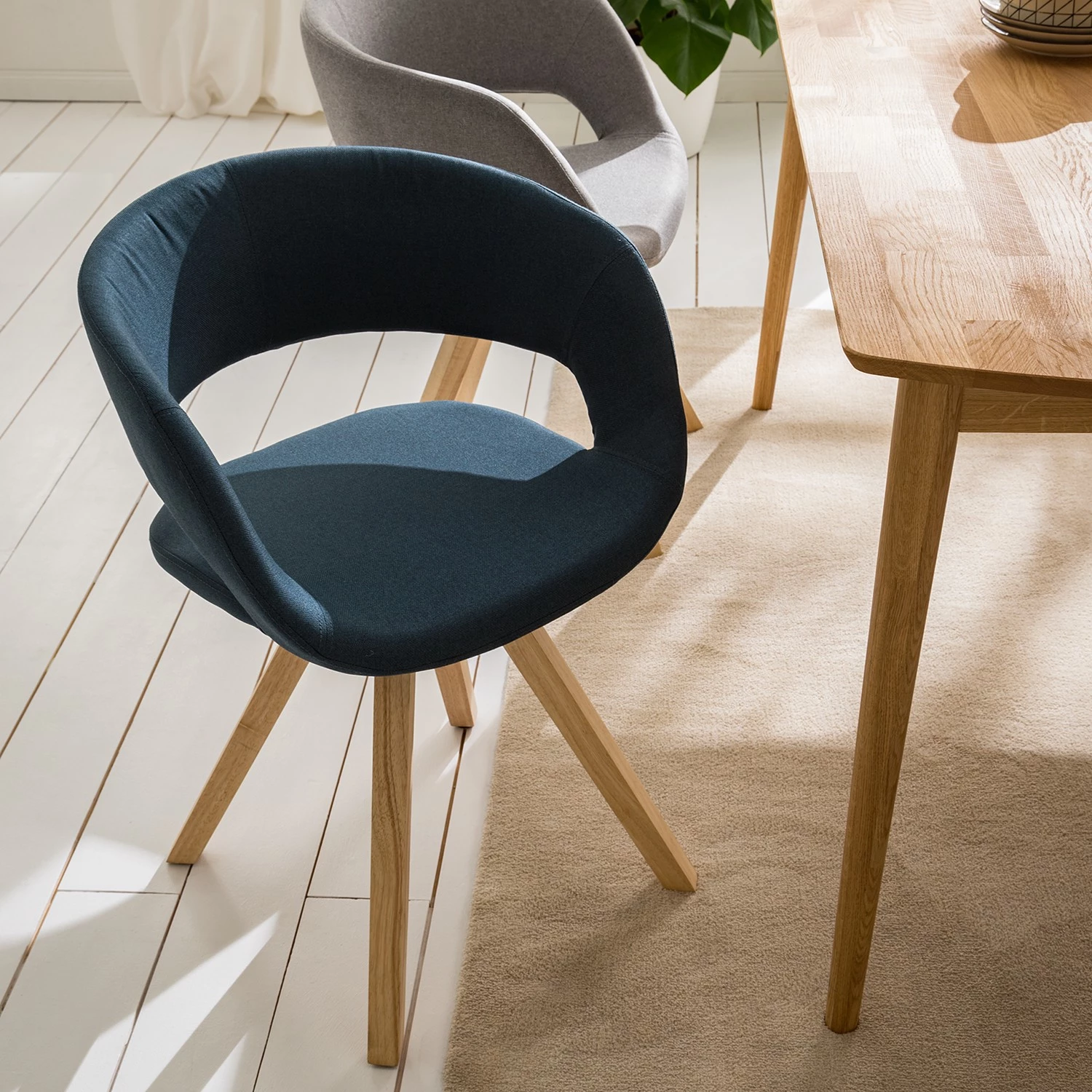 Mørteens Chaise à accoudoirs Buggio - Tissu / Hévéa massif - Tissu Cors: Bleu jean - 1 chaise 3 Mørteens Chaise à accoudoirs Buggio - Tissu / Hévéa massif - Tissu Cors: Bleu jean - 1 chaise – Image 3