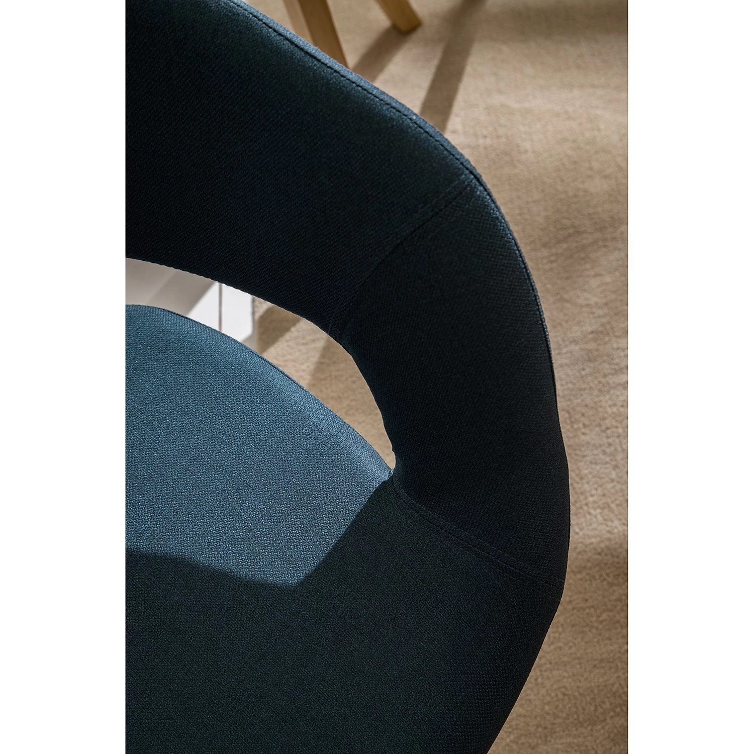 Mørteens Chaise à accoudoirs Buggio - Tissu / Hévéa massif - Tissu Cors: Bleu jean - 1 chaise 10 Mørteens Chaise à accoudoirs Buggio - Tissu / Hévéa massif - Tissu Cors: Bleu jean - 1 chaise – Image 10