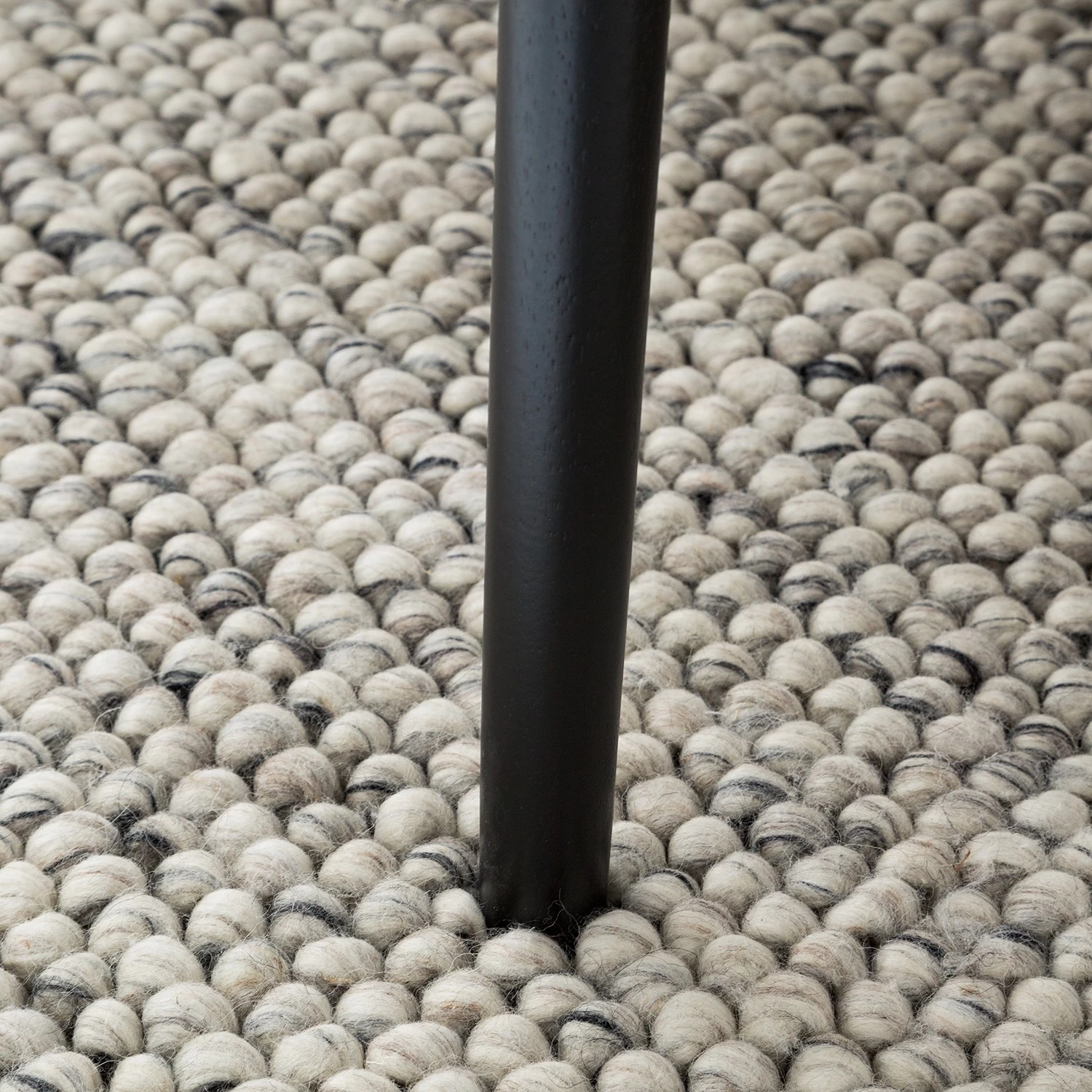 Mørteens Table Gjora - Partiellement en hévéa massif - Noyer / Noir 11 Mørteens Table Gjora - Partiellement en hévéa massif - Noyer / Noir – Image 11