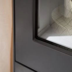 Mørteens Vitrine Lindholm - Partiellement en chêne massif - Gris mat -Meubles de salle à manger Soldes Magasin 1000170810 200108 13505900006 DETAILS P000000001000170810