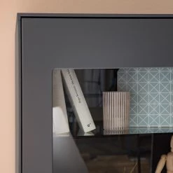 Mørteens Vitrine Lindholm - Partiellement en chêne massif - Gris mat -Meubles de salle à manger Soldes Magasin 1000170810 200108 13505900008 DETAILS P000000001000170810