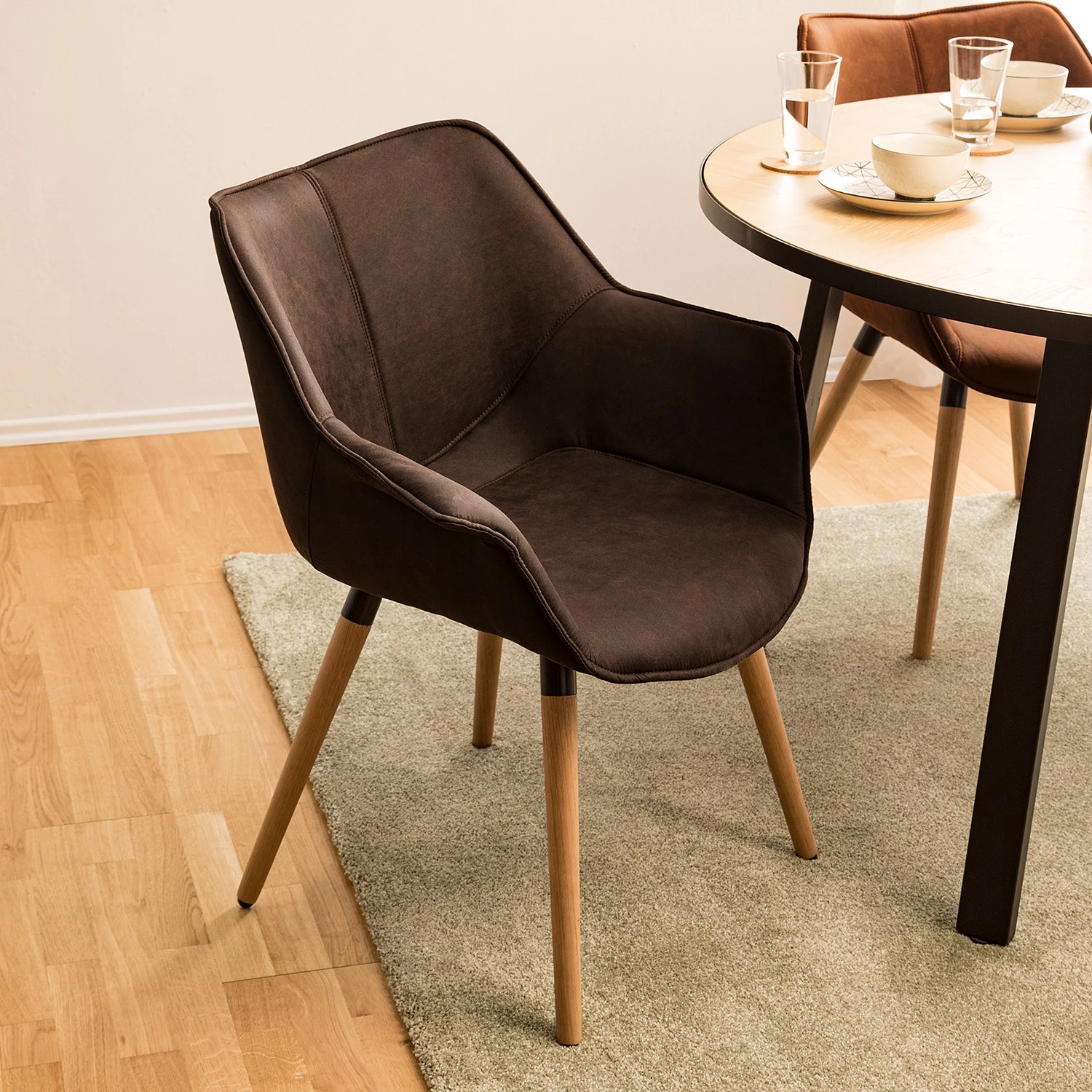 Ars manufacti Chaise à accoudoirs Kantii I - Microfibre / Chêne massif - Marron foncé vintage - 1 chaise 3 Ars manufacti Chaise à accoudoirs Kantii I - Microfibre / Chêne massif - Marron foncé vintage - 1 chaise – Image 3