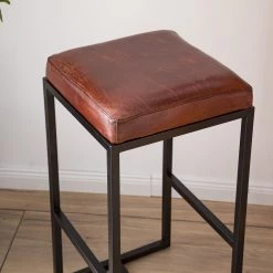 Ars manufacti Tabouret de bar Woodson - Cuir véritable / Métal -Marron cognac / Noir 21 Ars manufacti Tabouret de bar Woodson - Cuir véritable / Métal -Marron cognac / Noir -Meubles de salle à manger Soldes Magasin 1000183945 200610 06204400004 DETAILS P000000001000183945
