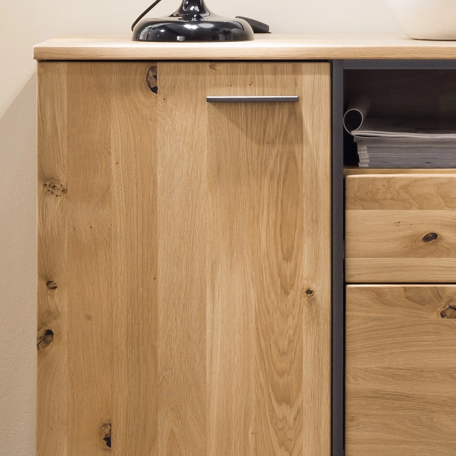 Naturoo Buffet Doora - Partiellement en chêne à nœuds massif - Chêne à nœuds Bianco / Graphite 7 Naturoo Buffet Doora - Partiellement en chêne à nœuds massif - Chêne à nœuds Bianco / Graphite – Image 7