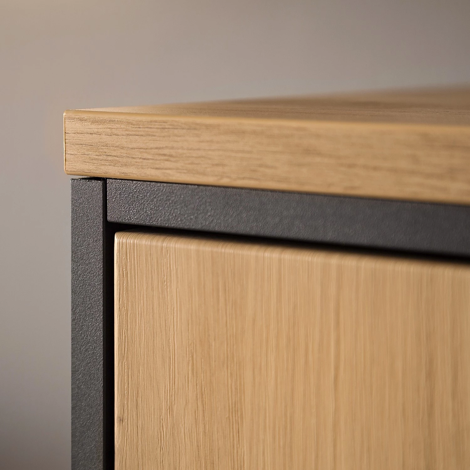 Naturoo Vitrine murale Doora - Partiellement en chêne à nœuds massif - Chêne à nœuds Bianco / Graphite 5 Naturoo Vitrine murale Doora - Partiellement en chêne à nœuds massif - Chêne à nœuds Bianco / Graphite – Image 5