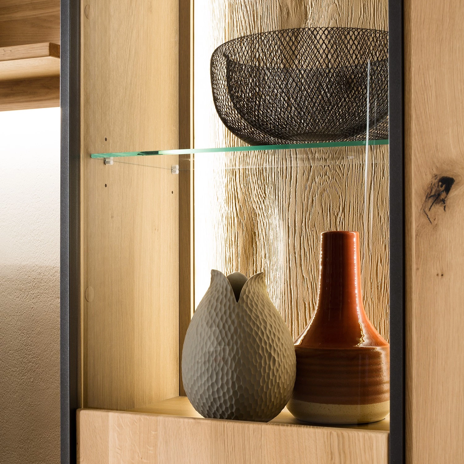 Naturoo Vitrine murale Doora - Partiellement en chêne à nœuds massif - Chêne à nœuds Bianco / Graphite 6 Naturoo Vitrine murale Doora - Partiellement en chêne à nœuds massif - Chêne à nœuds Bianco / Graphite – Image 6