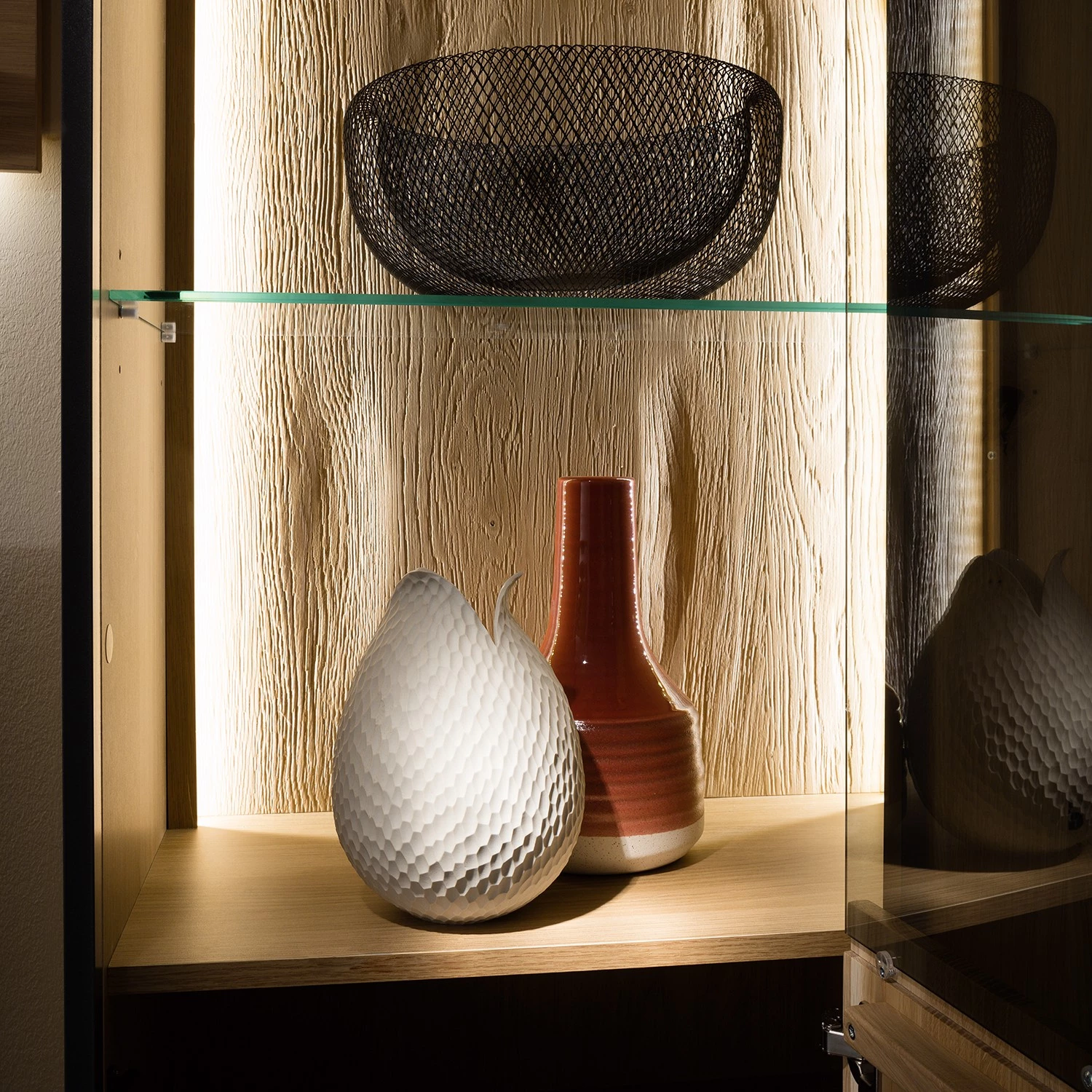 Naturoo Vitrine murale Doora - Partiellement en chêne à nœuds massif - Chêne à nœuds Bianco / Graphite 7 Naturoo Vitrine murale Doora - Partiellement en chêne à nœuds massif - Chêne à nœuds Bianco / Graphite – Image 7