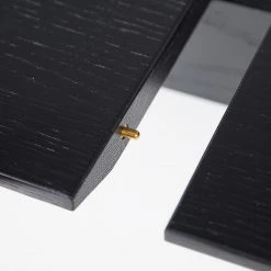 Mørteens Table Hanck - Partiellement en chêne massif - Chêne noir 36 Mørteens Table Hanck - Partiellement en chêne massif - Chêne noir -Meubles de salle à manger Soldes Magasin 1000218268 210318 08115700010 DETAILS P000000001000218268