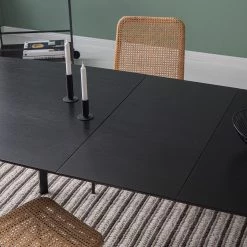 Mørteens Table Hanck - Partiellement en chêne massif - Chêne noir 33 Mørteens Table Hanck - Partiellement en chêne massif - Chêne noir -Meubles de salle à manger Soldes Magasin 1000218268 210420 14180900006 DETAILS P000000001000218268