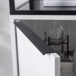 Fredriks Armoire White Hall II - Blanc mat / Noir -Meubles de salle à manger Soldes Magasin 1000218376 210316 08062100022 DETAILS P000000001000218376