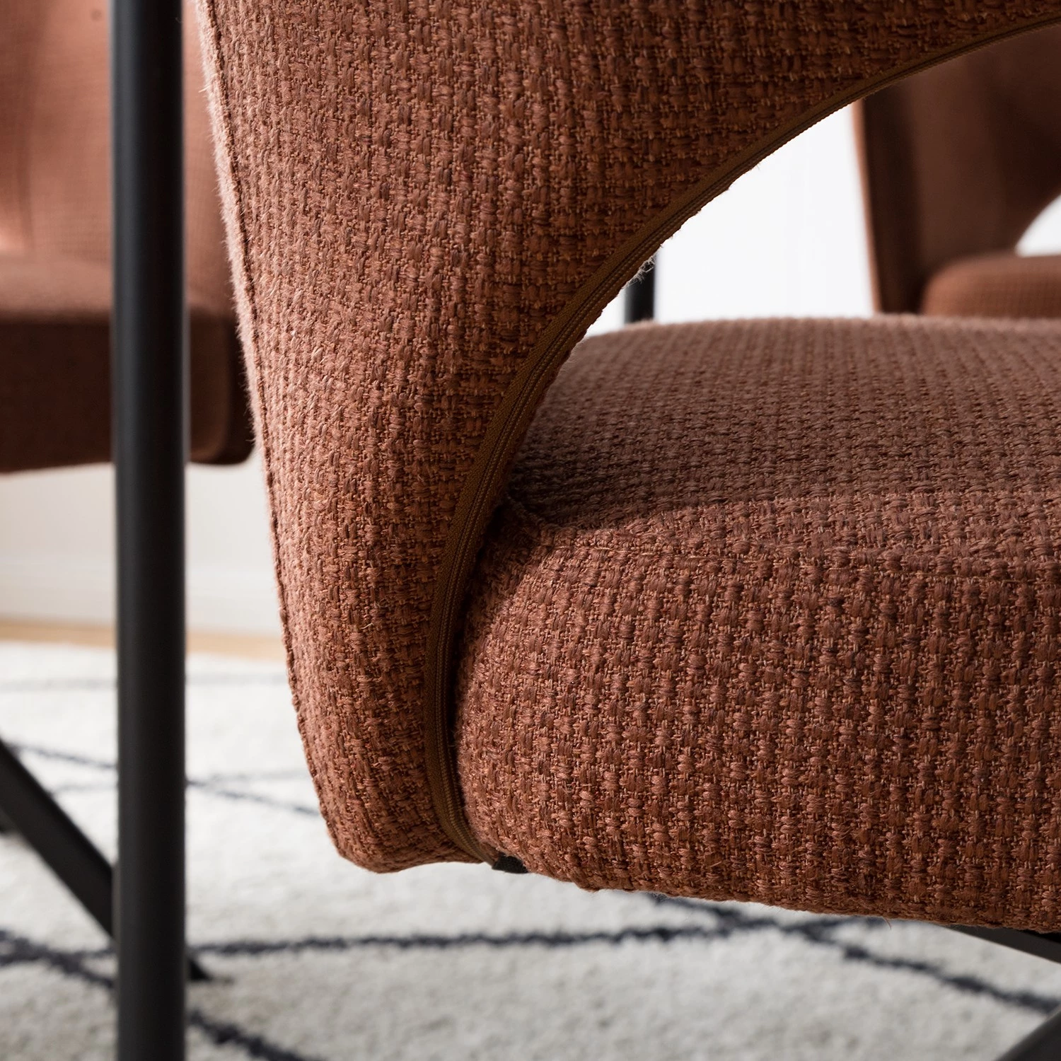 Fredriks Chaise à accoudoirs Tustin - Tissu / Métal - Marron rouille / Noir mat 8 Fredriks Chaise à accoudoirs Tustin - Tissu / Métal - Marron rouille / Noir mat – Image 8