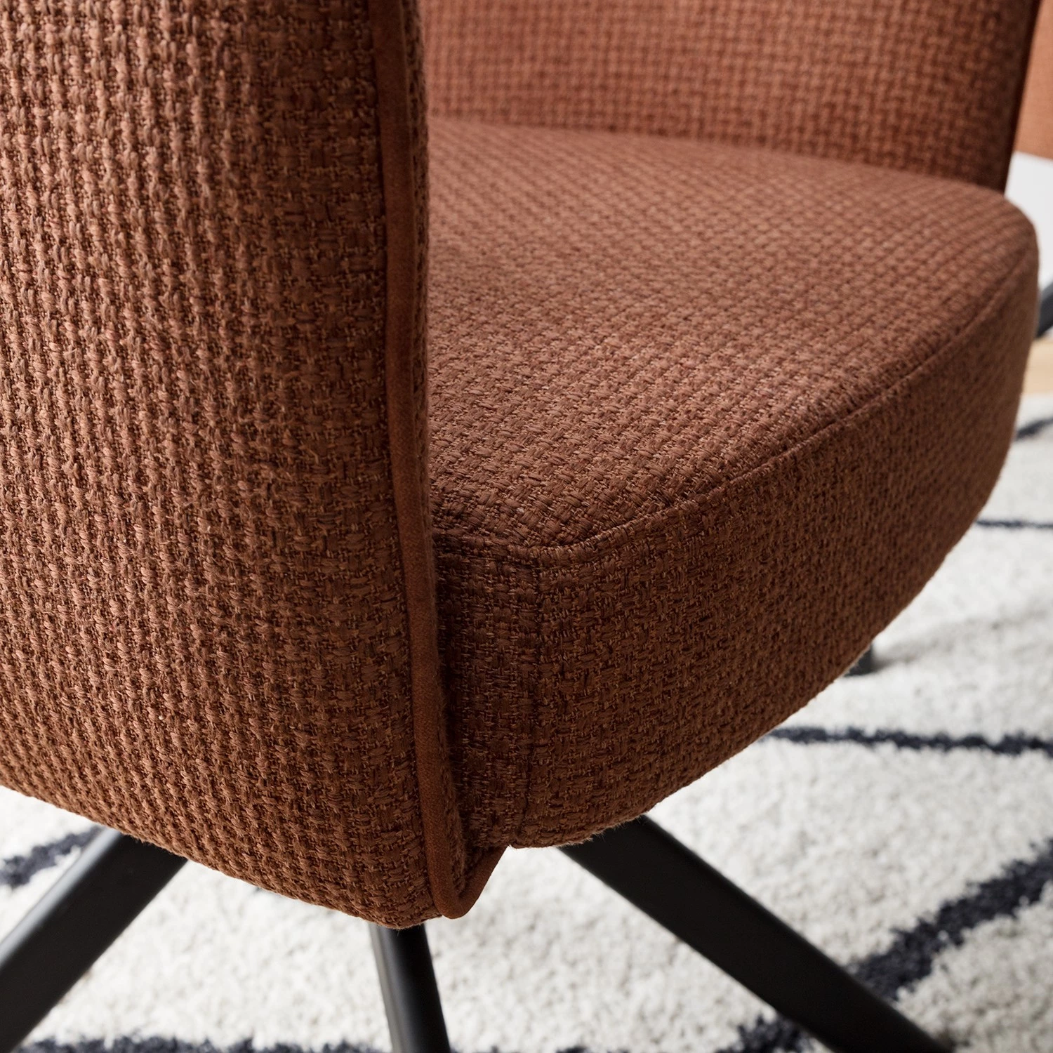 Fredriks Chaise à accoudoirs Tustin - Tissu / Métal - Marron rouille / Noir mat 10 Fredriks Chaise à accoudoirs Tustin - Tissu / Métal - Marron rouille / Noir mat – Image 10