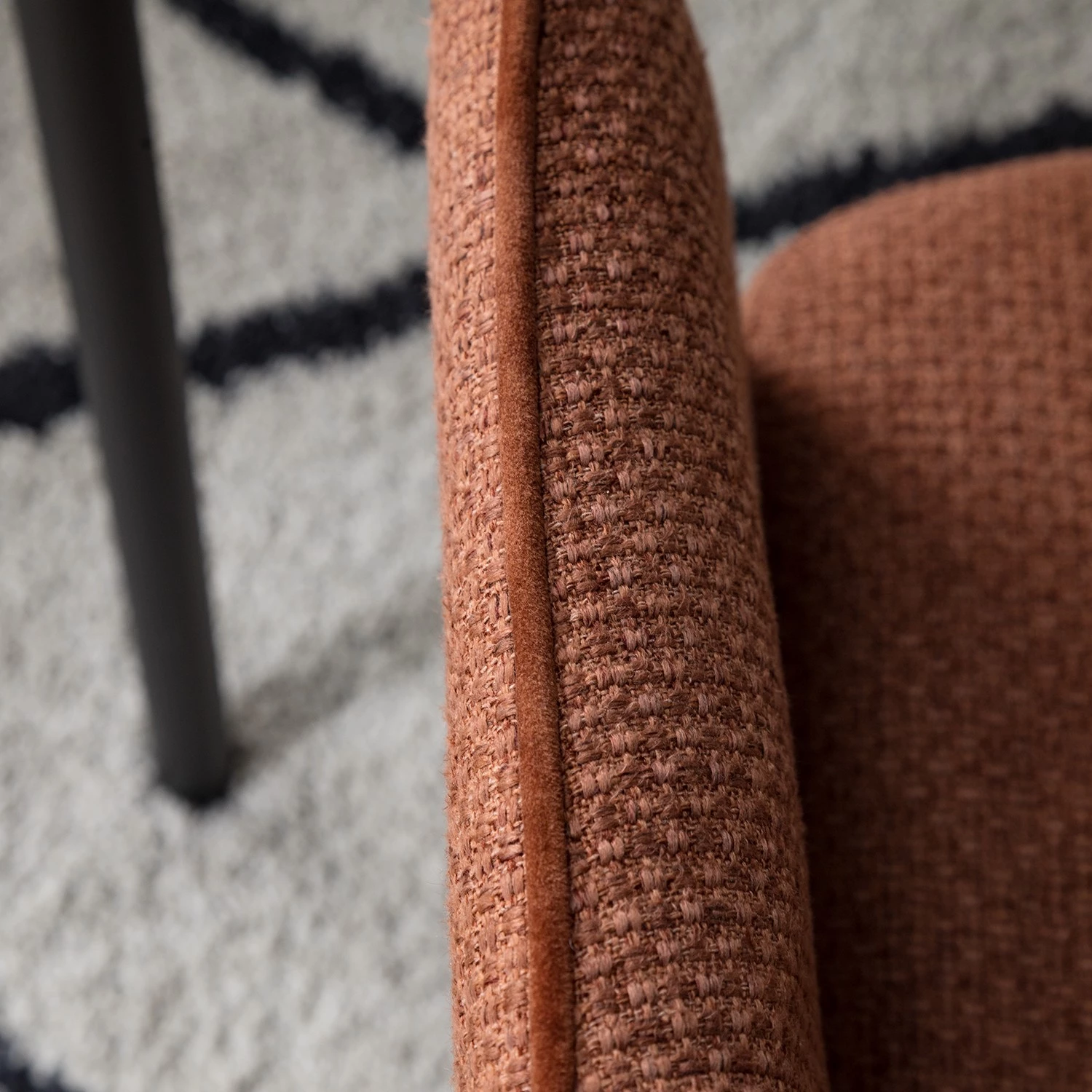 Fredriks Chaise à accoudoirs Tustin - Tissu / Métal - Marron rouille / Noir mat 14 Fredriks Chaise à accoudoirs Tustin - Tissu / Métal - Marron rouille / Noir mat – Image 14