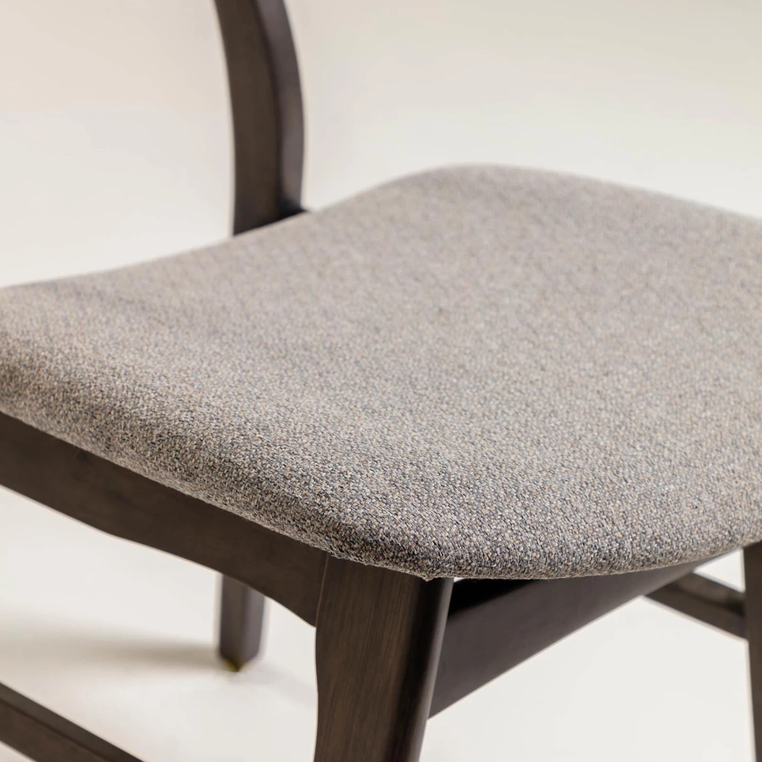 Norrwood Chaises Varkaus III (lot de 2) - Tissu / Placage en frêne et hévéa massif - gris clair / Frêne foncé 4 Norrwood Chaises Varkaus III (lot de 2) - Tissu / Placage en frêne et hévéa massif - gris clair / Frêne foncé – Image 4