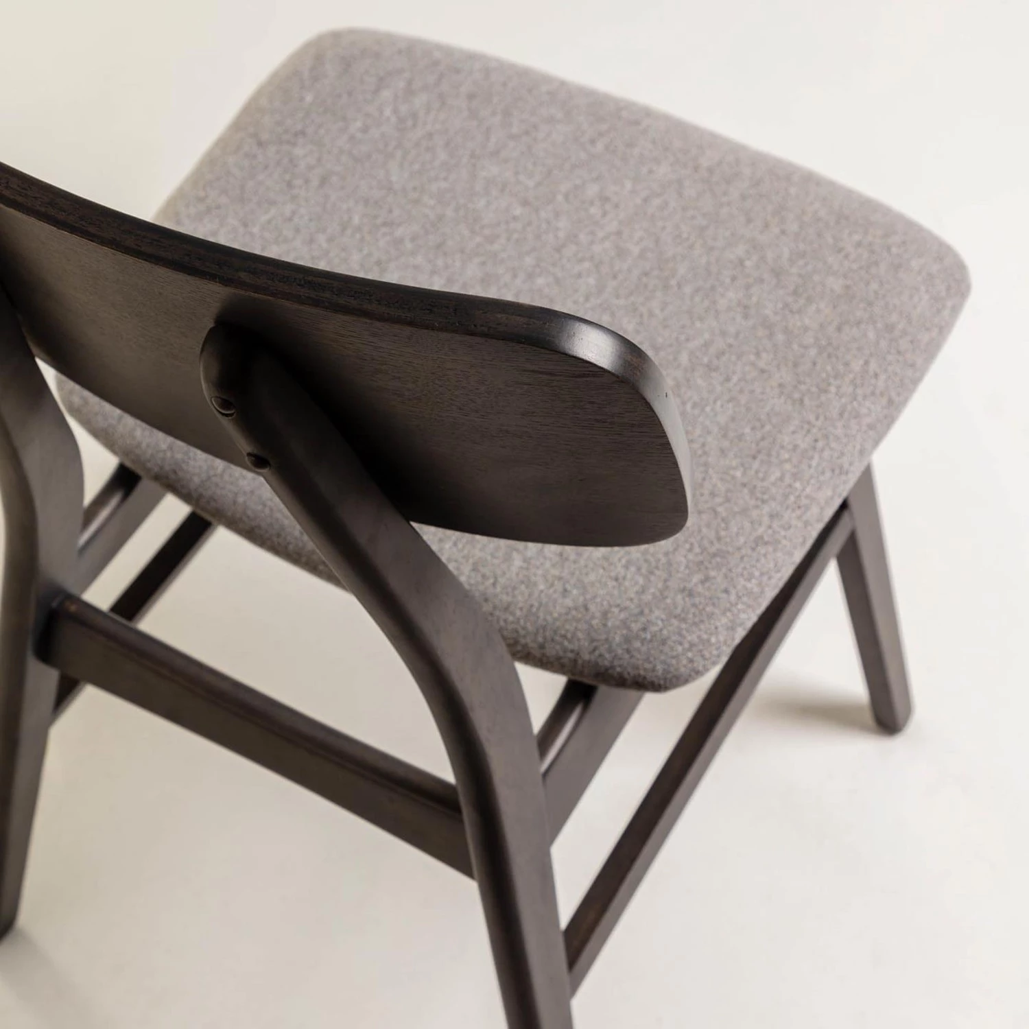 Norrwood Chaises Varkaus III (lot de 2) - Tissu / Placage en frêne et hévéa massif - gris clair / Frêne foncé 5 Norrwood Chaises Varkaus III (lot de 2) - Tissu / Placage en frêne et hévéa massif - gris clair / Frêne foncé – Image 5