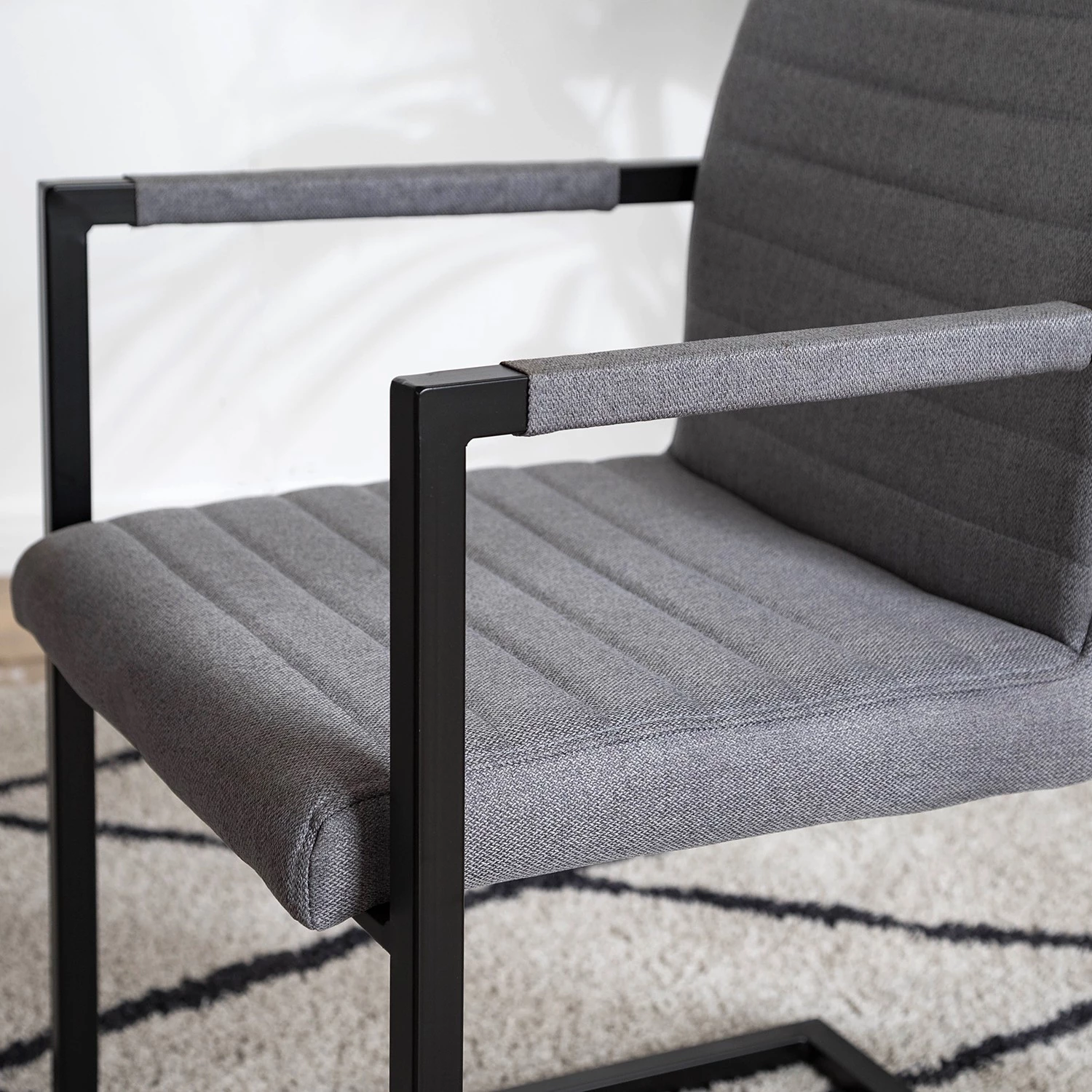 Ars manufacti Fauteuil Finga III - Tissage à plat / Fer - Gris / Noir 11 Ars manufacti Fauteuil Finga III - Tissage à plat / Fer - Gris / Noir – Image 11