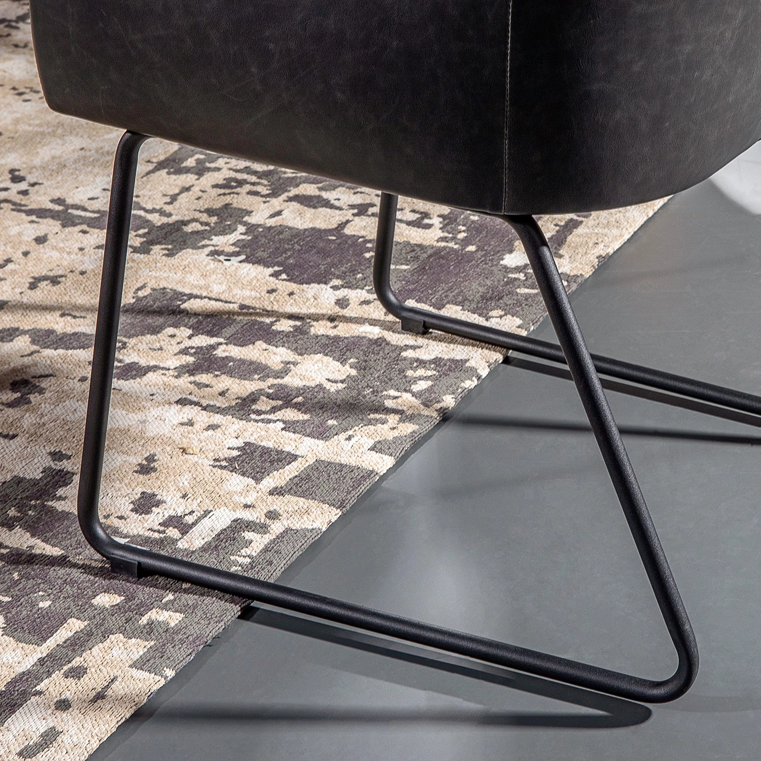 Red Living Chaise à accoudoirs Urbes - Imitation cuir / Fer - Noir / Noir 7 Red Living Chaise à accoudoirs Urbes - Imitation cuir / Fer - Noir / Noir – Image 7