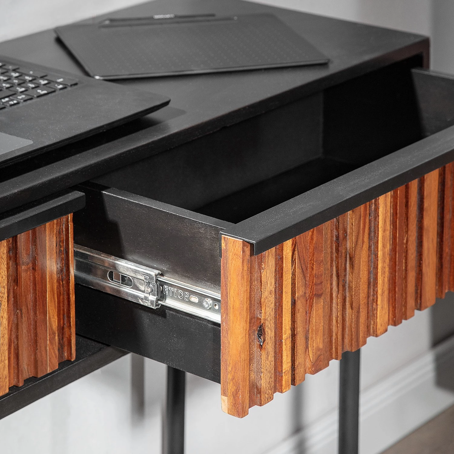 Red Living Console Sanvic - Sheesham / Acacia massif - Sheesham / Anthracite 5 Red Living Console Sanvic - Sheesham / Acacia massif - Sheesham / Anthracite – Image 5