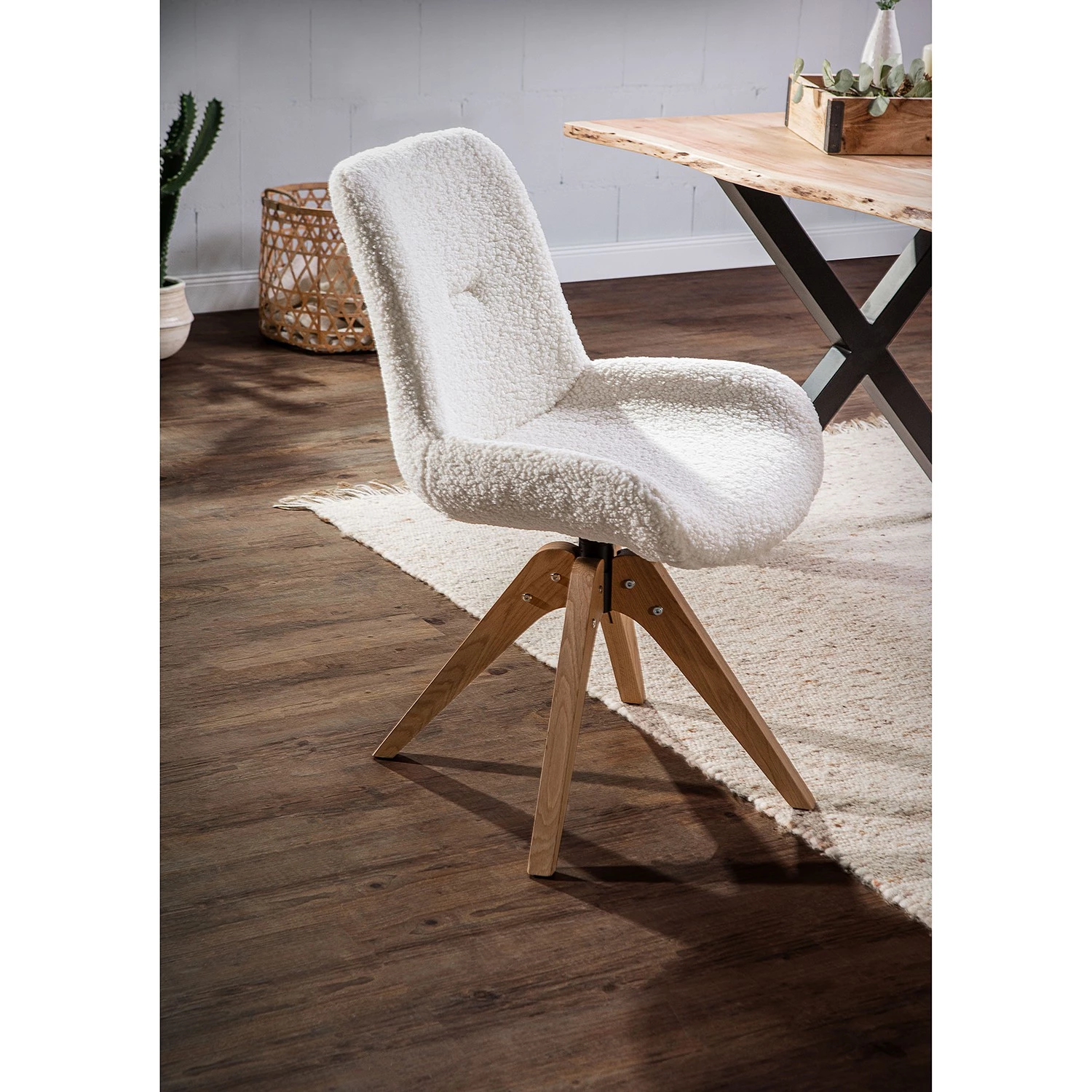 Red Living Chaises capitonnées Bonlieu (lot de 2) - Bouclé / Chêne massif - Blanc / Chêne 5 Red Living Chaises capitonnées Bonlieu (lot de 2) - Bouclé / Chêne massif - Blanc / Chêne – Image 5