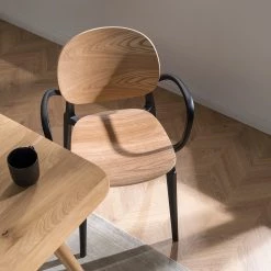 Studio Copenhagen Chaises à accoudoirs Day (lot de 2) - Contreplaqué / Matière plastique - Imitation chêne / Noir -Meubles de salle à manger Soldes Magasin 1000273479 220915 021 MOOD DETAILS P000000001000273479 mood