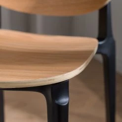 Studio Copenhagen Chaises Day (lot de 2) - Contreplaqué / Matière plastique - Imitation chêne / Noir -Meubles de salle à manger Soldes Magasin 1000273483 220915 022 MOOD DETAILS P000000001000273483 mood