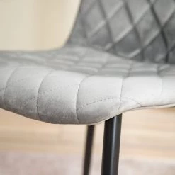 Ars manufacti Chaises capitonnées Trevo I (lot de 2) - Gris lumineux 23 Ars manufacti Chaises capitonnées Trevo I (lot de 2) - Gris lumineux -Meubles de salle à manger Soldes Magasin 1000274876 220517 040 DETAILS P000000001000274876