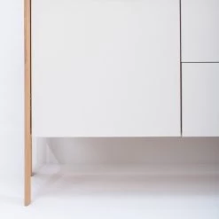 Studio Copenhagen Enfilade Maayka I - Partiellement en chêne massif - Blanc / Chêne clair -Meubles de salle à manger Soldes Magasin 1000277378 211012 153647000066 DETAILS P000000001000277378