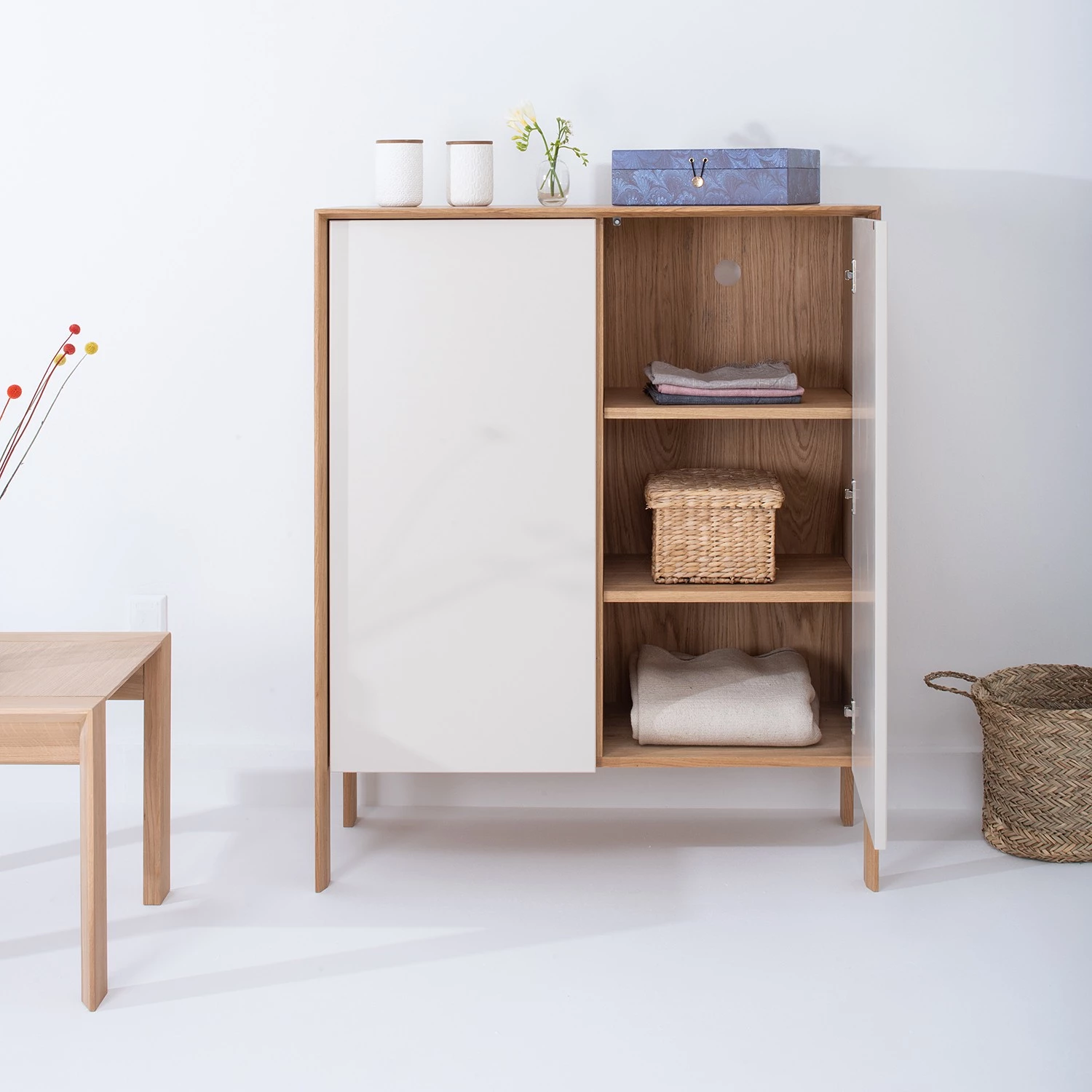 Studio Copenhagen Buffet Maayka - Partiellement en chêne massif - Blanc / Chêne clair 3 Studio Copenhagen Buffet Maayka - Partiellement en chêne massif - Blanc / Chêne clair – Image 3