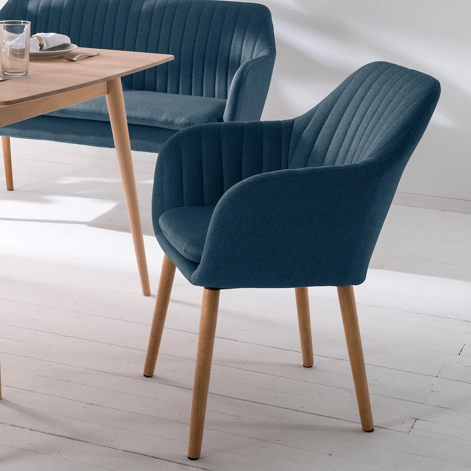 Mørteens Chaises à accoudoirs Tilanda - Tissu / Chêne massif - Tissu Cors: Bleu jean - Lot de 2 2 Mørteens Chaises à accoudoirs Tilanda - Tissu / Chêne massif - Tissu Cors: Bleu jean - Lot de 2 – Image 2