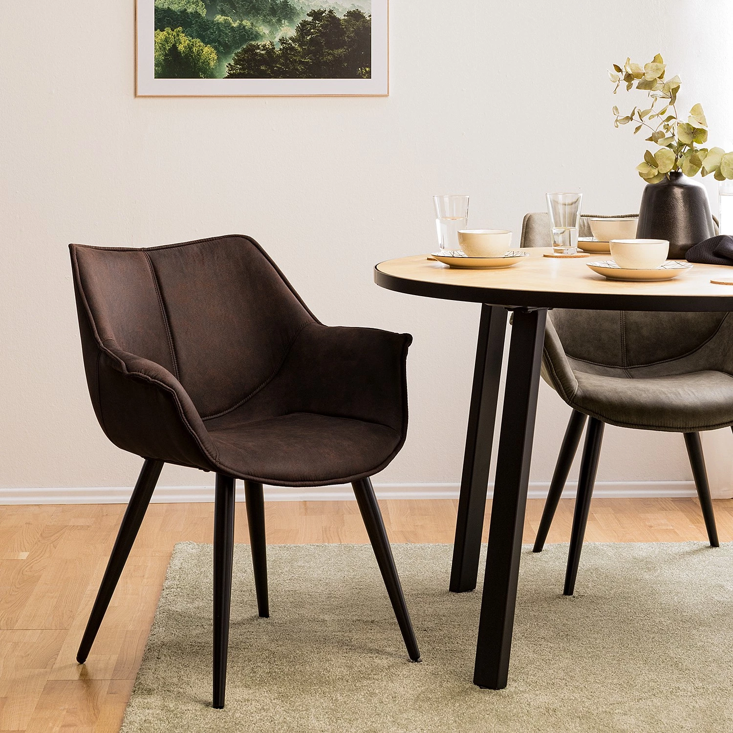 Ars manufacti Chaise à accoudoirs Kantii II - Microfibre / Métal - Microfibre Colby: Marron foncé vintage - Lot de 2 2 Ars manufacti Chaise à accoudoirs Kantii II - Microfibre / Métal - Microfibre Colby: Marron foncé vintage - Lot de 2 – Image 2