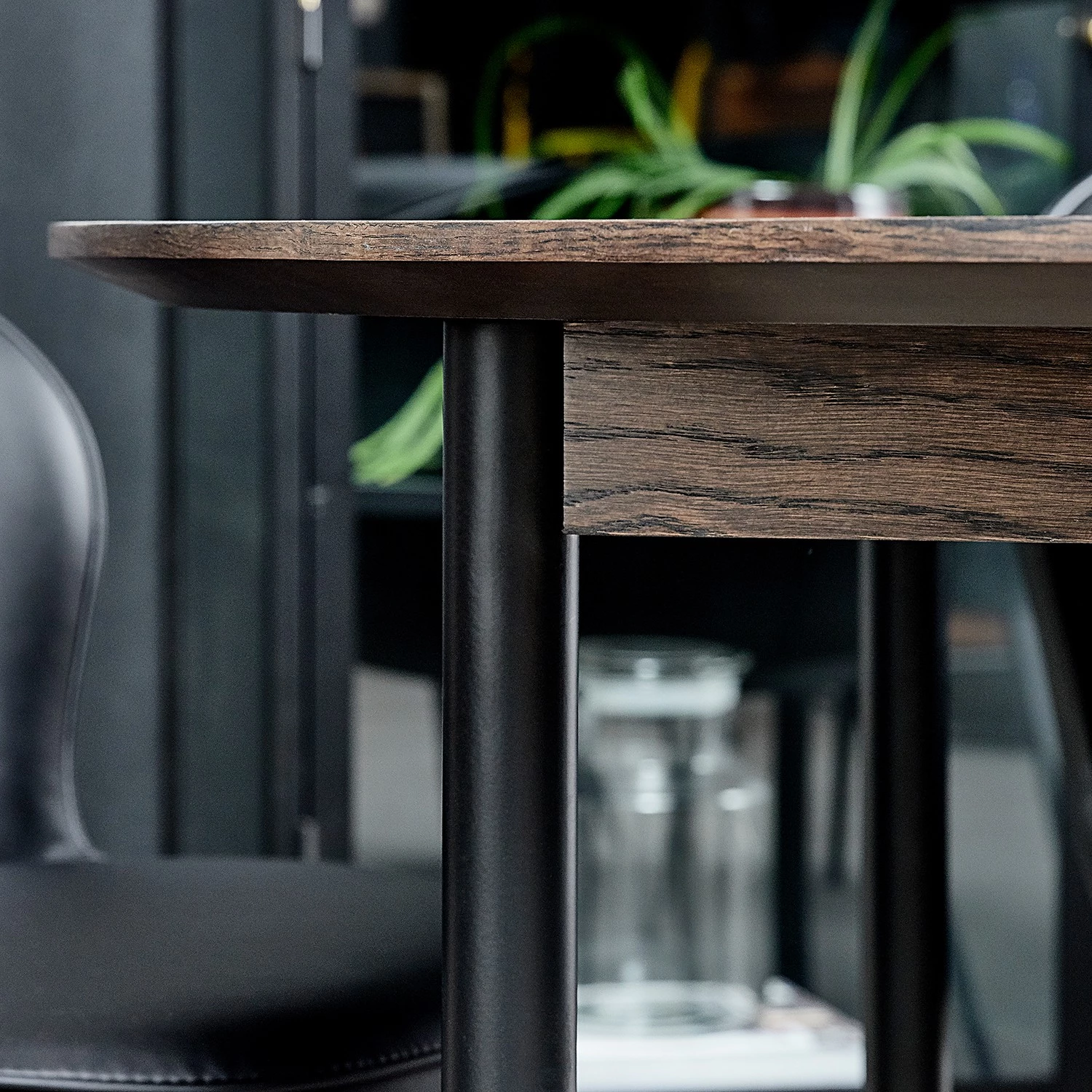 Red Living Table Kimbe - Partiellement en chêne massif / Fer - Chêne foncé / Noir 5 Red Living Table Kimbe - Partiellement en chêne massif / Fer - Chêne foncé / Noir – Image 5