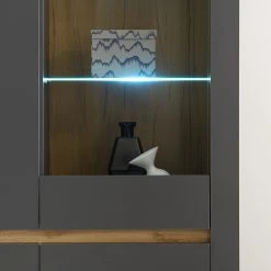 Loftscape Vitrine haute Accra - Anthracite / Imitation chêne 16 Loftscape Vitrine haute Accra - Anthracite / Imitation chêne -Meubles de salle à manger Soldes Magasin 1000348817 220506 032 DETAILS P000000001000348817