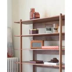 Naturoo Étagère Chipata - Partiellement en noyer massif 17 Naturoo Étagère Chipata - Partiellement en noyer massif -Meubles de salle à manger Soldes Magasin 1000363972 220714 023 MOOD DETAILS P000000001000363972 mood