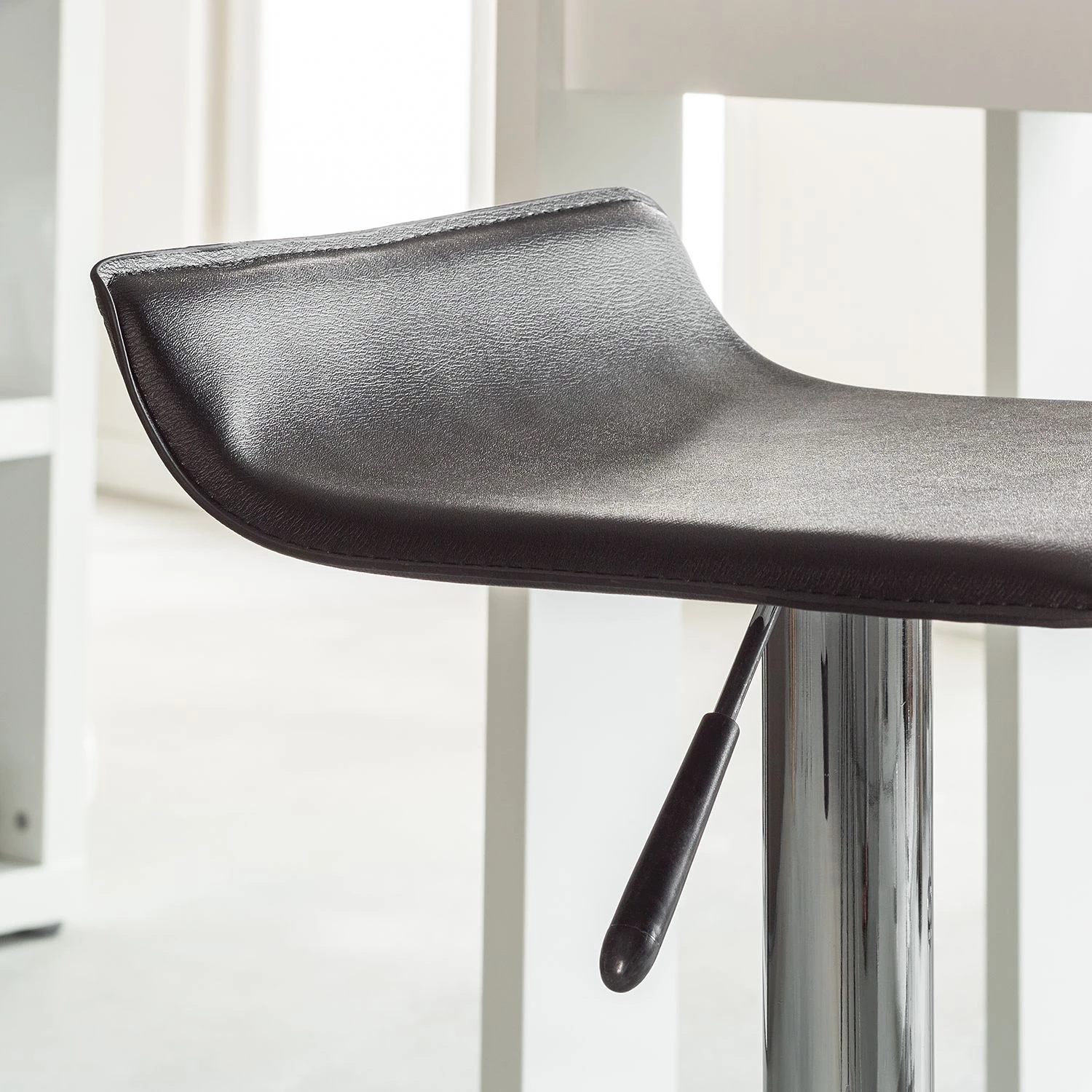 Mooved Tabourets de bar Soraia (lot de 2) - Noir / Chrome 6 Mooved Tabourets de bar Soraia (lot de 2) - Noir / Chrome – Image 6